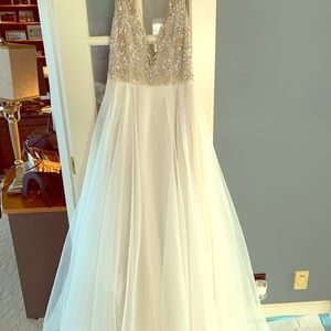 Hailey Paige wedding dress new. Size 12 $1500